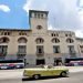 Varios autos pasan delante de la terminal de Cruceros  en La Habana . Foto: Ernesto Mastrascusa/EFE.