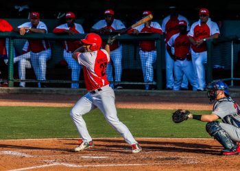 El villaclareño Norel González, una de las más recientes bajas de la Federación Cubana de Béisbol, en un partido frente a EE.UU. en 2017. Foto: Abel Padrón / ACN.