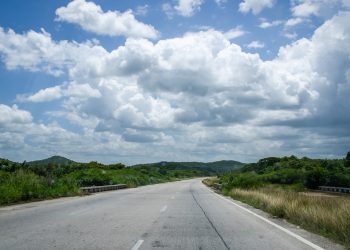 Cuando se termina la Autopista Nacional, en la zona de Taguasco, provincia de Villa Clara, no queda más remedio que tomar la Carretera Central, angosta, que comenzó a construirse a principios del siglo XX y comunicaba a la occidental provincia de Pinar del Río con la oriental Santiago de Cuba. La construcción de la Autopista Nacional se interrumpió en los años 90 cuando comenzó la crisis económica, denominada Período Especial. Foto: Kaloian.