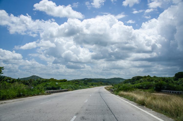 Cuando se termina la Autopista Nacional, en la zona de Taguasco, provincia de Villa Clara, no queda más remedio que tomar la Carretera Central, angosta, que comenzó a construirse a principios del siglo XX y comunicaba a la occidental provincia de Pinar del Río con la oriental Santiago de Cuba. La construcción de la Autopista Nacional se interrumpió en los años 90 cuando comenzó la crisis económica, denominada Período Especial. Foto: Kaloian.