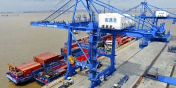 Contenedores siendo cargados en un buque en el puerto de Nantong, en el este de China. Foto: Chinatopix vía AP / Archivo.