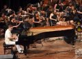 El pianista noruego Sverre Indris Joner junto a la orquesta sinfónica del Gran Teatro "Alicia Alonso" en el concierto "Clásicos a lo cubano", en el Teatro Nacional de La Habana. Foto: Otmaro Rodríguez.