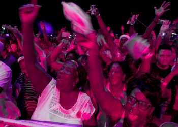 El público baila durante una presentación de Los Van Van en el Festival Varadero Josone: Rumba, Jazz y Son en Varadero, Cuba, el viernes 23 de agosto de 2019. Foto: AP/Ismael Francisco.