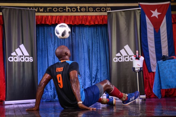 Erick Hernández rompe su récord de dominio del balón solo con la cabeza y sentado en el hotel Roc Barlovento, en Varadero, Matanzas, el 17 agosto de 2019. Foto: Marcelino Vázquez / ACN.