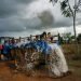 Un tractor hala un remolque que fue convertido en una piscina a lo largo de las calles del vecindario de El Infernal, en la provincia de Pinar del Río, Cuba. Foto: Ramon Espinosa/AP.