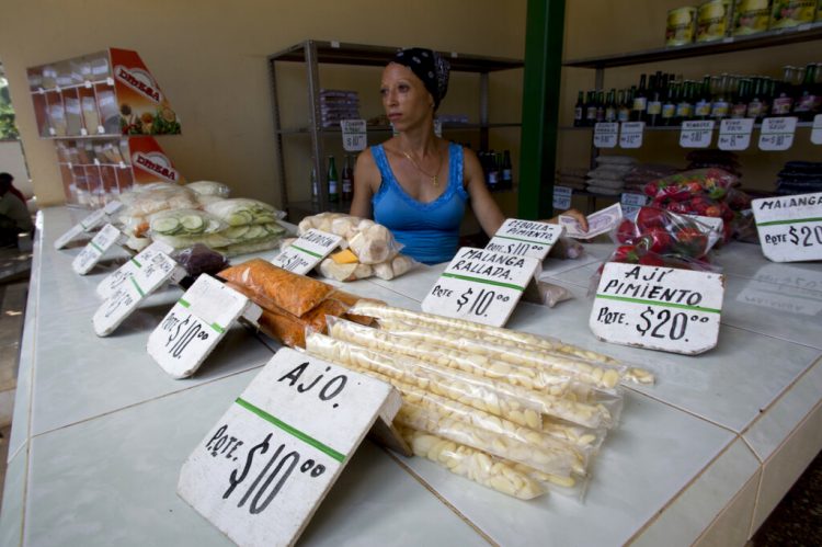 Vendedora de productos agrícolas en La Habana, Cuba, el miércoles 31 de julio de 2019. Foto: Ismael Francisco / AP.