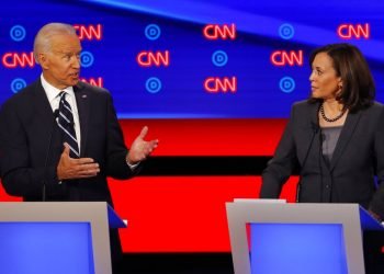 La senadora Kamala Harris escucha al el exvicepresidente Joe Biden durante el segundo de dos debates de aspirantes a la candidatura demócrata a la presidencia, el miércoles 31 de julio de 2019, en el Fox Theatre en Detroit. Foto:Paul Sancya/AP.