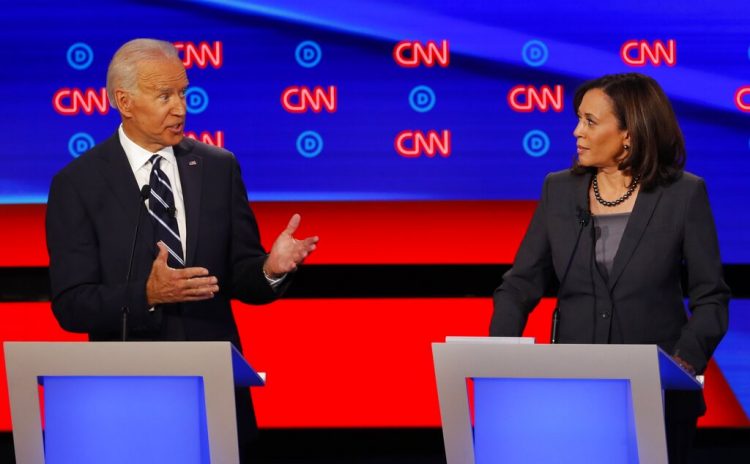 La senadora Kamala Harris escucha al el exvicepresidente Joe Biden durante el segundo de dos debates de aspirantes a la candidatura demócrata a la presidencia, el miércoles 31 de julio de 2019, en el Fox Theatre en Detroit. Foto:Paul Sancya/AP.