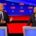 La senadora Kamala Harris escucha al el exvicepresidente Joe Biden durante el segundo de dos debates de aspirantes a la candidatura demócrata a la presidencia, el miércoles 31 de julio de 2019, en el Fox Theatre en Detroit. Foto:Paul Sancya/AP.