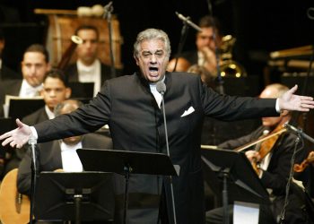 En esta foto de archivo del 22 de enero de 2004, Plácido Domingo canta en un recital en el Teatro Nacional de Santiago, República Dominicana. Plácido Domingo regresa a escena el domingo 25 de agosto de 2019 en el Festival de Salzburgo, en su primera actuación desde varias mujeres acusaron al cantante de acoso sexual, en denuncias publicadas por The Associated Press. Foto: Miguel Gomez/ AP.