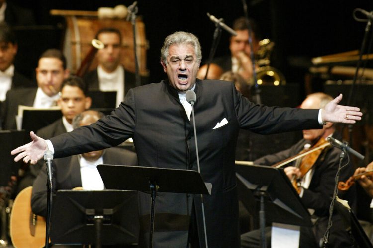 En esta foto de archivo del 22 de enero de 2004, Plácido Domingo canta en un recital en el Teatro Nacional de Santiago, República Dominicana. Plácido Domingo regresa a escena el domingo 25 de agosto de 2019 en el Festival de Salzburgo, en su primera actuación desde varias mujeres acusaron al cantante de acoso sexual, en denuncias publicadas por The Associated Press. Foto: Miguel Gomez/ AP.