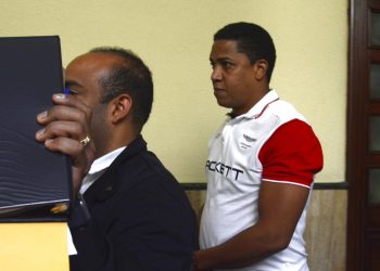 El ex pitcher de Grandes Ligas Octavio Dotel (d) tras ser detenido por presuntos vínculos con una red de narcotráfico y lavado de dinero en Santo Domingo, República Dominicana. Foto: Pedro Sosa/Diario Hoy vía AP.