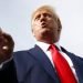 El presidente Donald Trump habla con reporteros antes de abordar el avión presidencial en el Aeropuerto Municipal de Morristown en Nueva Jersey, el jueves 15 de agosto de 2019. Foto: Patrick Semansky / AP.