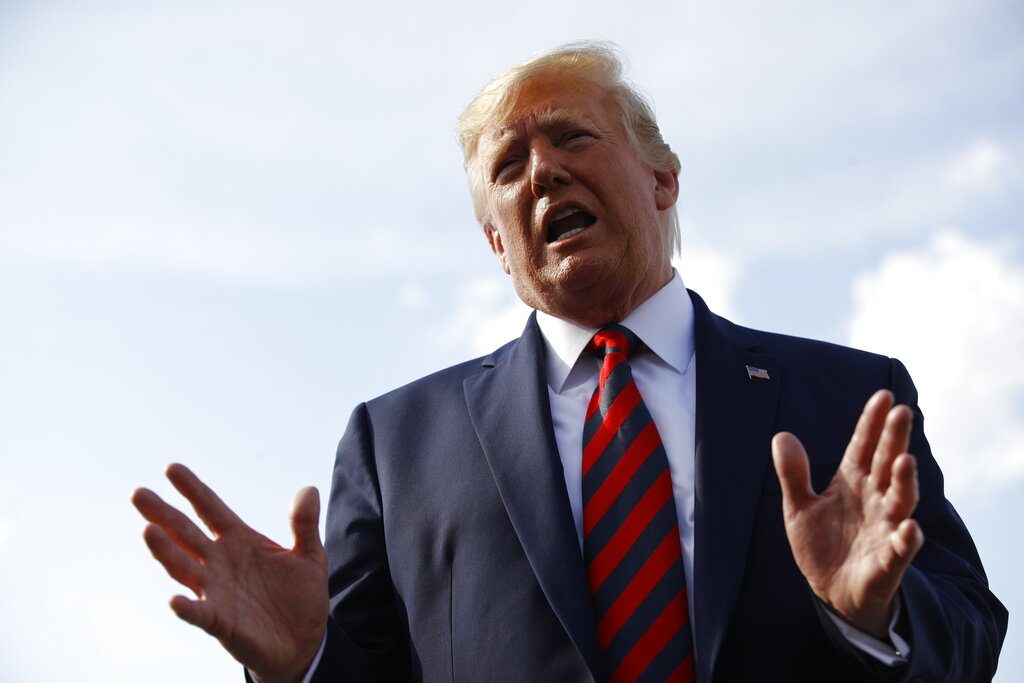 El presidente Donald Trump habla con los reporteros antes de abordar el avión presidencial con la primera dama Melania Trump en el Aeropuerto Municipal de Morristown, Nueva Jersey, el domingo 18 de agosto de 2019. Foto: Patrick Semansky / AP.