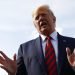 El presidente Donald Trump habla con los reporteros antes de abordar el avión presidencial con la primera dama Melania Trump en el Aeropuerto Municipal de Morristown, Nueva Jersey, el domingo 18 de agosto de 2019. Foto: Patrick Semansky / AP.