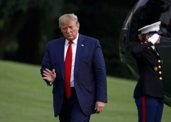 El presidente Donald Trump saluda a su llegada a la Casa Blanca en el helicóptero presidencial en Washington, el miércoles 21 de agosto de 2019. Foto: Carolyn Kaster / AP.