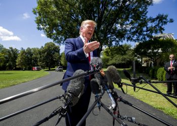 El presidente Donald Trump habla con los reporteros antes de salir de la Casa Blanca, en Washington, rumbo a Louisville, Kentucky, el miércoles 21 de agosto de 2019. Foto: Alex Brandon/ AP.