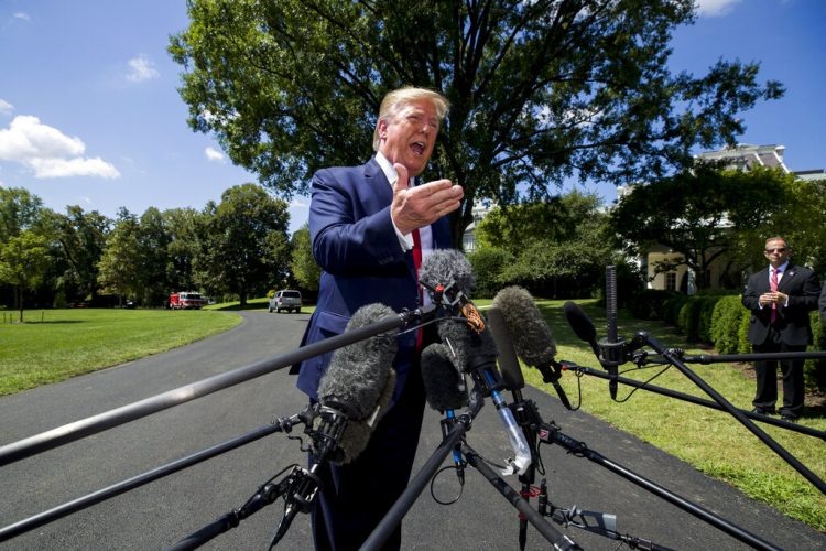 El presidente Donald Trump habla con los reporteros antes de salir de la Casa Blanca, en Washington, rumbo a Louisville, Kentucky, el miércoles 21 de agosto de 2019. Foto: Alex Brandon/ AP.