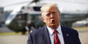 El presidente Donald Trump habla con la prensa antes de abordar el avión presidencial en el aeropuerto municipal de Morristown, Nueva Jersey, el domingo 18 de agosto de 2019. Foto: Patrick Semansky / AP.