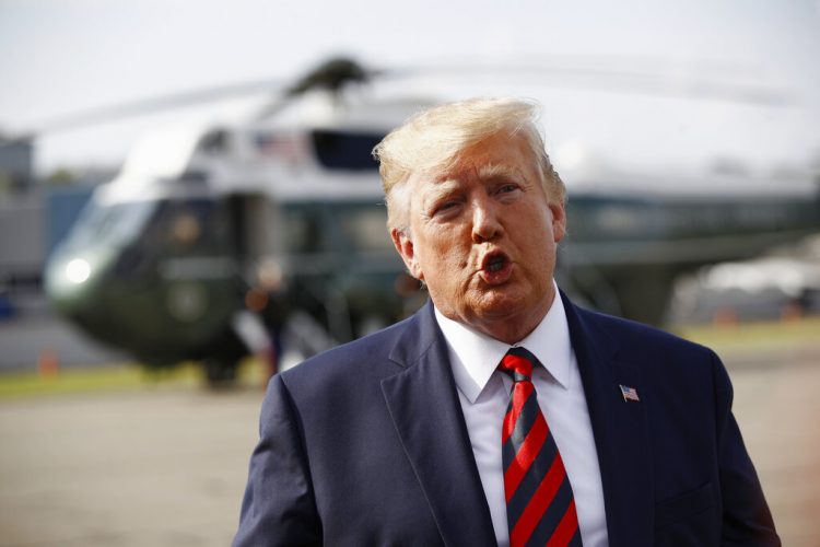 El presidente Donald Trump habla con la prensa antes de abordar el avión presidencial en el aeropuerto municipal de Morristown, Nueva Jersey, el domingo 18 de agosto de 2019. Foto: Patrick Semansky / AP.