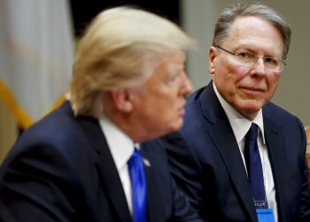 ARCHIVO - En la foto de archivo del 1 de febrero de 2017, el vicepresidente ejecutivo de la NRA, Wayne LaPierre, derecha, escucha al presidente Donald Trump en la Casa Blanca en Washington. Foto: Pablo Martínez Monsiváis/ AP.