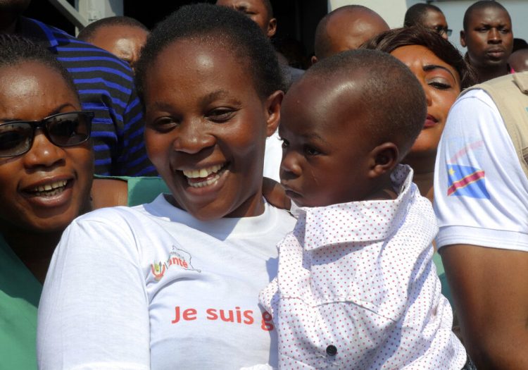 Esperance Nabintu y su hijo de un año, Ebenezer Fataki, regresan a casa una vez que se los declara curados de ébola, en Goma, Congo, el martes 13 de agosto de 2019. Foto: Justin Katumwa / AP.