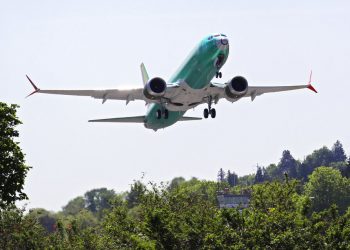 En esta fotografía de archivo del 8 de mayo de 2019, un avión Boeing 737 MAX 8 que está siendo acondicionado para Turkish Airlines despega en un vuelo de prueba en Renton, Washingto. Foto: Ted S. Warren/ AP.