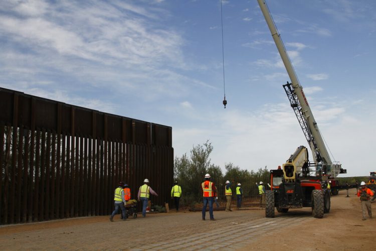 Trabajadores comienzan las obras para erigir una nueva valla fronteriza a unos 32 kilómetros al oeste de Santa Teresa, Nuevo México, el viernes 23 de agosto de 2019. Foto: Cedar Attanasio / AP.