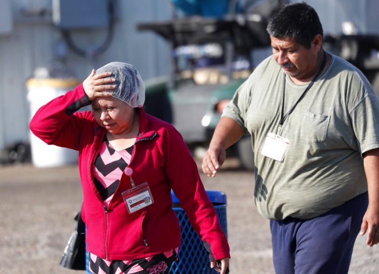 Empleados de Koch Foods Inc. salen de una planta en Morton, Mississippi, después de una redada de autoridades migratorias, el miércoles 7 de agosto de 2019. Foto: Rogelio V. Solis/ AP.