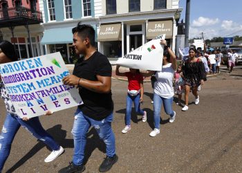 Hijos de inmigrantes mayormente hispanos participan en un acto en apoyo de inmigrantes detenidos en una planta procesadora de alimentos en Canton, Mississippi el 11 de agosto del 2019. El gobierno se apresta a poner en vigor nuevas normas que redefinen el concepto de "carga pública" que puede descalificar a una persona que pide la residencia permanente en EEUU. Photo: Rogelio V. Solis.