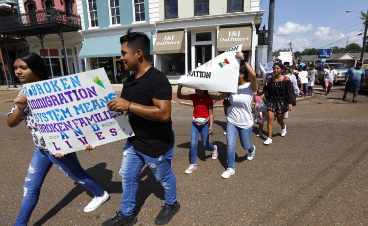 Hijos de inmigrantes mayormente hispanos participan en un acto en apoyo de inmigrantes detenidos en una planta procesadora de alimentos en Canton, Mississippi el 11 de agosto del 2019. El gobierno se apresta a poner en vigor nuevas normas que redefinen el concepto de "carga pública" que puede descalificar a una persona que pide la residencia permanente en EEUU. Photo: Rogelio V. Solis.