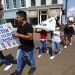 Hijos de inmigrantes mayormente hispanos participan en un acto en apoyo de inmigrantes detenidos en una planta procesadora de alimentos en Canton, Mississippi el 11 de agosto del 2019. El gobierno se apresta a poner en vigor nuevas normas que redefinen el concepto de "carga pública" que puede descalificar a una persona que pide la residencia permanente en EEUU. Photo: Rogelio V. Solis.