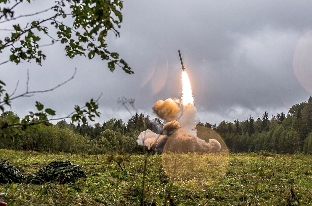 Imagen sin fecha del ministerio de Defensa ruso, que muestra un misil ruso Iskander-K lanzado durante un ejercicio militar en un campo de entrenamiento cerca de San Petersburgo. Foto: Servicio de Prensa del Ministerio de Defensa ruso vía AP / Archivo.