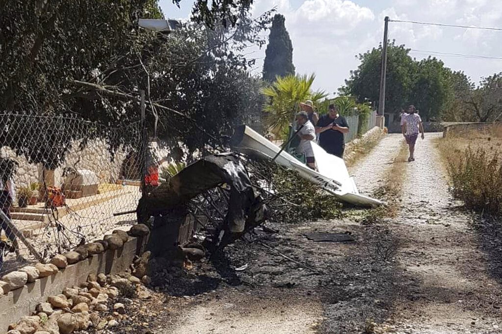 En esta fotografía proporcionada por Incendios f.Baleares se muestran los restos de una aeronave accidentada en Mallorca, España, el domingo 25 de agosto de 2019. Foto: Incendios f.Baleares vía AP.