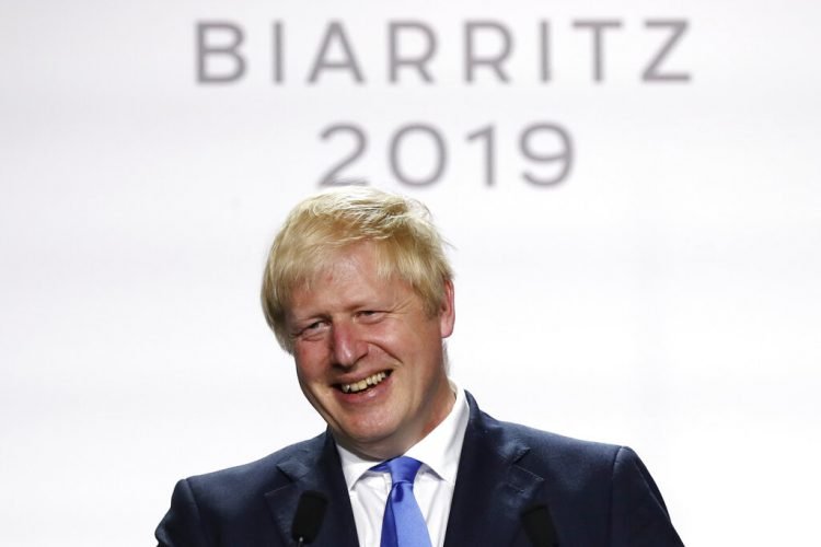 El primer ministro del Reino Unido, Boris Johnson, durante una conferencia de prensa al final de la cumbre del G7, el 26 de agosto de 2019 en Biarritz, en el suroeste de Francia. Foto: François Mori / AP.