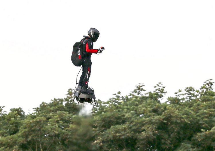 El inventor francés Franky Zapata vuela cerca de la playa de St. Margaret, en Dover, tras cruzar el Canal de la Mancha en un aerodeslizador, el domingo 4 de agosto de 2019. Foto: Steve Parsons/PA via AP.