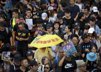 Un hombre lleva un paraguas en una manifestación contra una ley de extradición en Hong Kong, el domingo 4 de agosto de 2019. Foto: Vincent Thian/ AP.