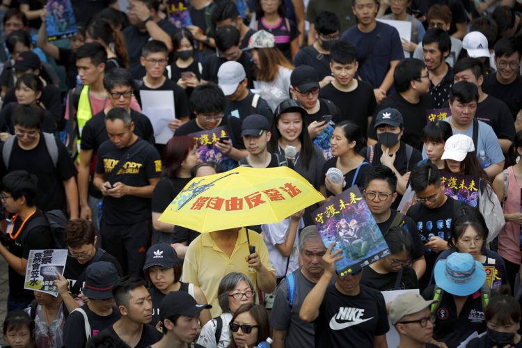 Un hombre lleva un paraguas en una manifestación contra una ley de extradición en Hong Kong, el domingo 4 de agosto de 2019. Foto: Vincent Thian/ AP.