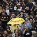 Un hombre lleva un paraguas en una manifestación contra una ley de extradición en Hong Kong, el domingo 4 de agosto de 2019. Foto: Vincent Thian/ AP.