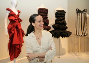 La diseñadora cubanoamericana Isabel Toledo, fallecida a los 59 años de edad en Nueva York, el 26 de agosto de 2019. Foto: Kathy Willens / AP.