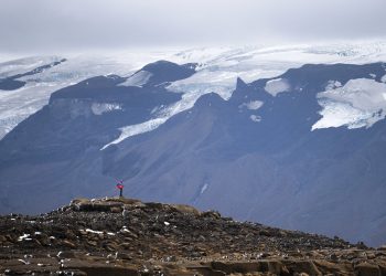 Un hombre se detiene en su ascenso a la cumbre de lo que alguna vez fuera el glaciar Okjokull, el domingo 18 de agosto de 2019, en Islandia. Foto: Felipe Dana / AP.