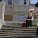 Policía pide a una mujer no sentarse en la escalinata de la Plaza de España en Roma, el miércoles 7 de agosto de 2019. Foto: Gregorio Borgia / AP.