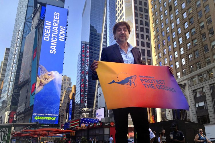 Javier Bardem posa en Times Square, en Nueva York, el lunes 19 de agosto del 2019. Bardem, que participa en una campaña de Greenpeace para proteger los océanos. Foto: Claudia Torrens/AP.