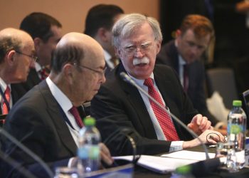 El asesor de Seguridad Nacional de Estados Unidos, John Bolton, a la derecha, habla con el secretario de Comercio de ese país, Wilbur Ross, durante una conferencia de más de 50 naciones que apoyan al líder de la oposición venezolana, Juan Guaidó, en Lima, Perú, el martes 6 de agosto de 2019. Foto: Martín Mejía / AP.