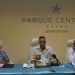 El cantante Issac Delgado (c), presidente del Festival Varadero Josone, junto a Mario Escalona (i), director de la disquera Egrem, y Lester Hamlet (d), director artístico del evento, en conferencia de prensa en el hotel Parque Central de La Habana. Foto: Otmaro Rodríguez.