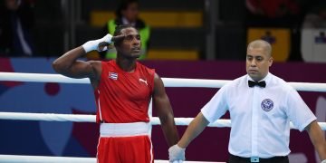 El estelar boxeador cubano Julio César La Cruz (i) celebra un o de sus triunfos sobre el ring. Foto: Martín Alipaz / EFE / Archivo.