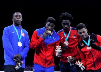 Andy Cruz (2-i) de Cuba, posa con Keyshaw Davis (i) de Estados Unidos, plata, Conrand Ryan (2-d) de Antigua y Barbuda, y Michael Alexander de Trinidad y Tobago, bronce, este viernes en la premiación de welter ligero en boxeo masculino en los Juegos Panamericanos 2019, en Lima (Perú). Foto: Christian Ugarte / EFE.