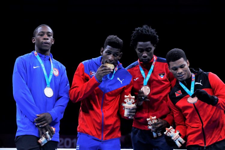 Andy Cruz (2-i) de Cuba, posa con Keyshaw Davis (i) de Estados Unidos, plata, Conrand Ryan (2-d) de Antigua y Barbuda, y Michael Alexander de Trinidad y Tobago, bronce, este viernes en la premiación de welter ligero en boxeo masculino en los Juegos Panamericanos 2019, en Lima (Perú). Foto: Christian Ugarte / EFE.