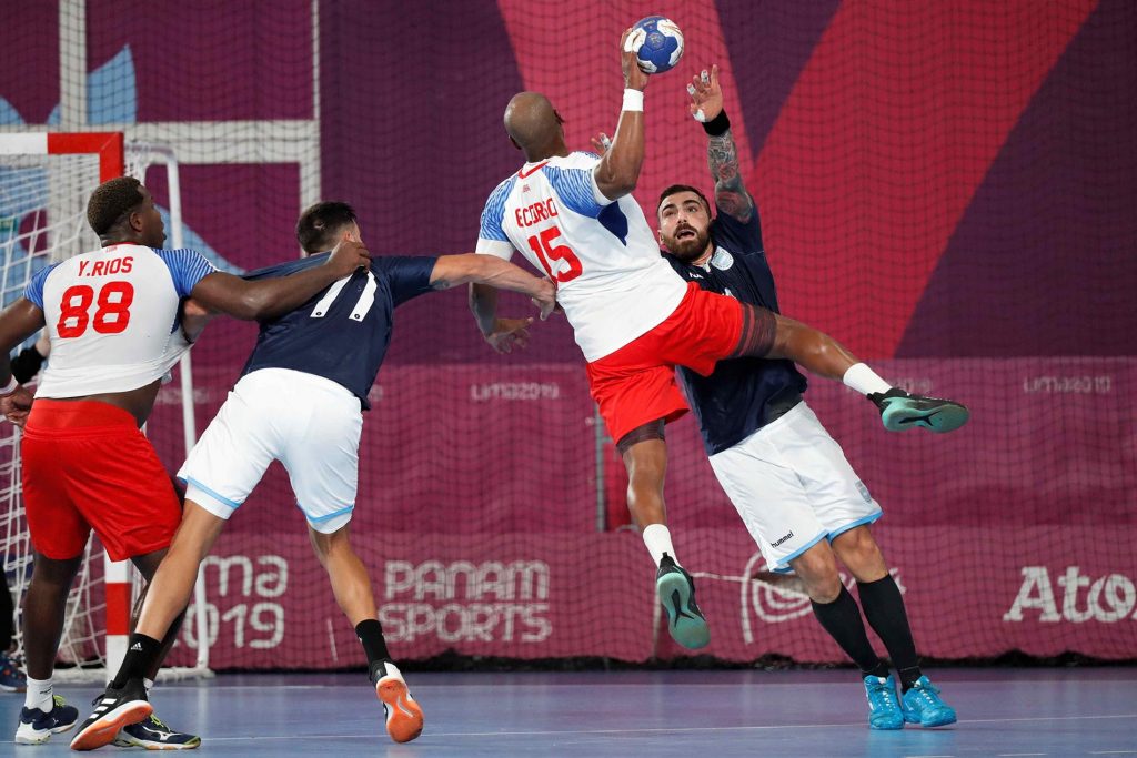 Los balonmanistas cubanos finalmente se ubicaron en el quinto puesto de los Juegos Panamericanos Lima 2019. En la imagen, momento del juego de Cuba contra Argentina de la etapa clasificatoria del torneo. Foto: Paolo Aguilar / EFE.