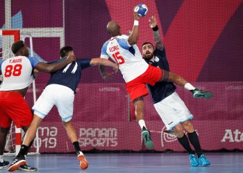 Los balonmanistas cubanos finalmente se ubicaron en el quinto puesto de los Juegos Panamericanos Lima 2019. En la imagen, momento del juego de Cuba contra Argentina de la etapa clasificatoria del torneo. Foto: Paolo Aguilar / EFE.